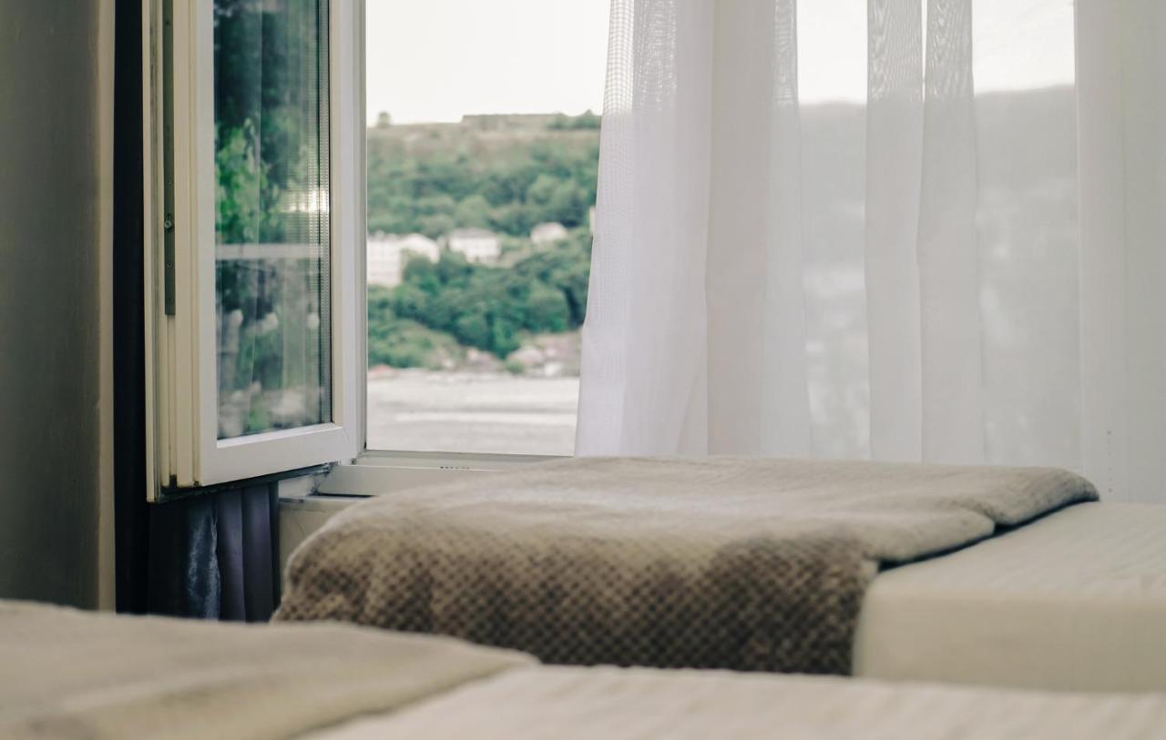 Patio Rooms จีโรคาสเตอร์ ภายนอก รูปภาพ